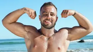 Grzegorz Głuszcz z "Hotelu Paradise 6". Kim jest i jak wyglądał, zanim zaczął ćwiczyć na siłowni?