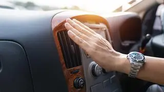 Upał doskwiera, a za korzystanie z klimatyzacji w aucie można dostać mandat. W jakim przypadku? 