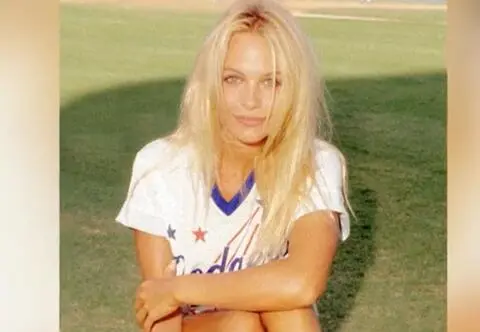 Pamela Anderson wyjawia traumy z dzieciństwa. "Była molestowana przez swoją nianię"