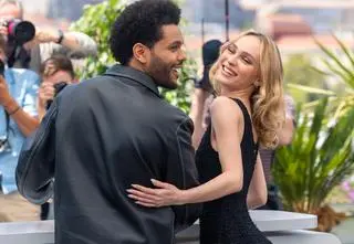 Z kim randkowała Lily-Rose Depp, gwiazda serialu "Idol"? "Mówił o niej, jak o miłości życia" 