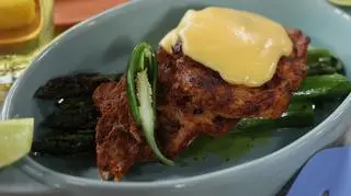 Grillowana karkówka z zielonymi szparagami, pesto ziołowym i sosem holenderskim 