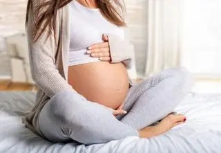 Skąd się biorą dodatkowe kilogramy w ciąży? Położna pokazuje co się na nie składa 