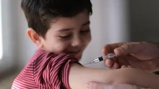 Chłopiec, który jest szczepiony 