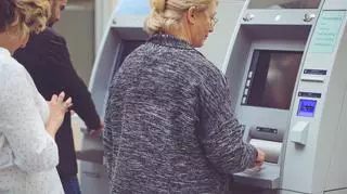 emeryci przy bankomacie, wypłata emerytury