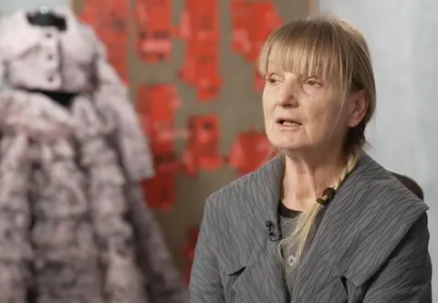 Projektuje kreacje inspirowane pięknem łabędzi. "Ptaki dzielą się z nią swoimi piórami"