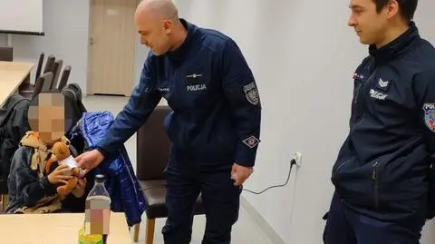 Chorzów. Policja pomogła 6-letniemu chłopcu. Jego matka leża pijana na trawie