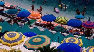 Plażowanie za prawie 4,5 tys. zł dziennie. Gdzie wynajęcie leżaków jest najdroższe?