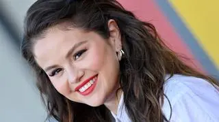 Selena Gomez zachwyca stylizacją paznokci. Manicure w jej wydaniu to idealna propozycja na ostatnie dni wakacji