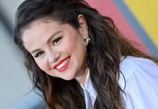 Selena Gomez zachwyca stylizacją paznokci. Manicure w jej wydaniu to idealna propozycja na ostatnie dni wakacji