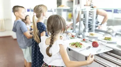 Nowe zasady w szkolnych stołówkach. Obiady drożeją, uczniowie narzekają na posiłki