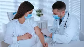 Kobiety w ciąży powinny się szczepić przeciwko COVID-19, także dawką przypominającą. "Są bardzo narażone na zakażenie"
