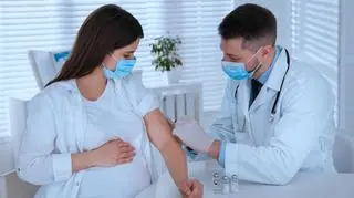 Kobiety w ciąży powinny się szczepić przeciwko COVID-19, także dawką przypominającą