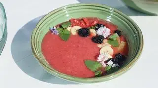 Chłodnik z arbuza i truskawek z jeżynami, malinami i bananem