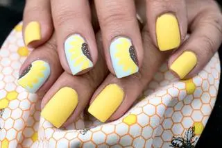 Sunflower nails