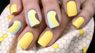 Sunflower nails - optymistyczny manicure na wiosnę. Jak go wykonać? 
