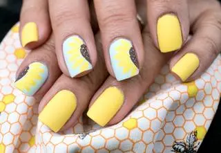 Sunflower nails - optymistyczny manicure na wiosnę. Jak go wykonać? 