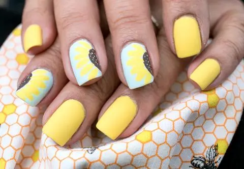 Sunflower nails - optymistyczny manicure na wiosnę. Jak go wykonać? 