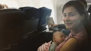 Dziecko płacze podczas lotu? Doświadczony pilot radzi, jak mu pomóc. "To działa"
