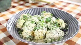 Młode ziemniaki w sosie śmietanowo ziołowym