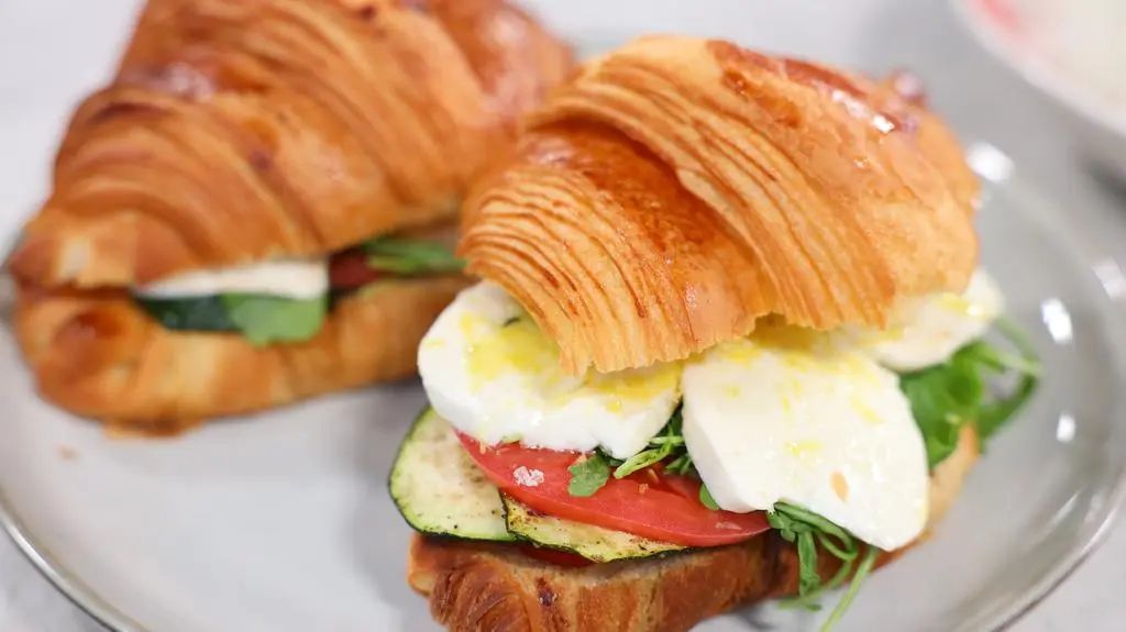 Croissanty z cukinią i mozzarellą