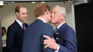 Król Karol pogodzi się z księciem Harrym? "Desperacko pragnie zobaczyć Archiego i Lilibet"