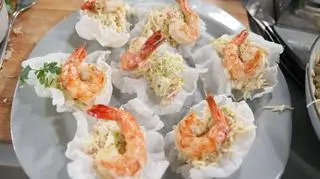 Przekąski z chipsem z papieru ryżowego. 