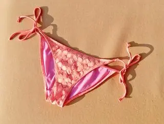 Jak zrobić top z majtek od bikini?