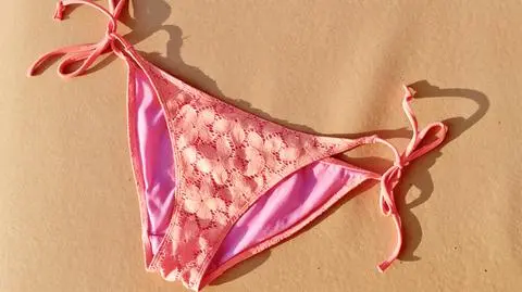 Majtki od bikini zamiast topu? Oryginalna stylizacja bije rekordy popularności
