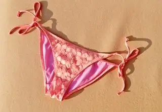 Majtki od bikini zamiast topu? Oryginalna stylizacja bije rekordy popularności