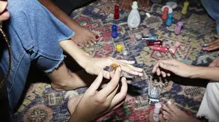 Ten manicure to andrzejkowy hit. Pokochają go zarówno fanki minimalizmu, jak i szaleństwa 