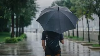 deszcz, mężczyzna z parasolem