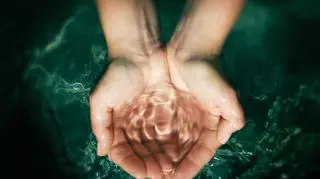 Dłonie w wodzie