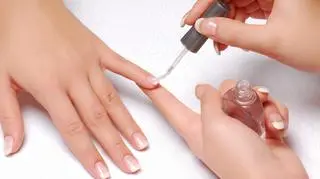 Alien nails – ta oryginalna stylizacja paznokci będzie hitem tegorocznej wiosny. Na czym polega?