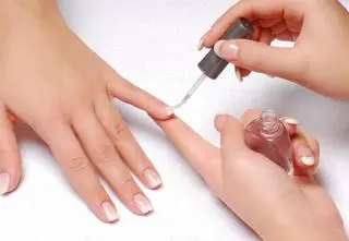 Alien nails – ta oryginalna stylizacja paznokci będzie hitem tegorocznej wiosny. Na czym polega?