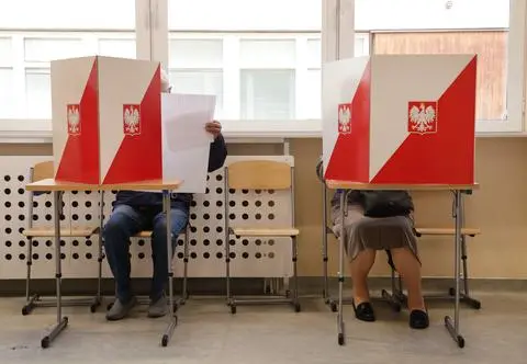 Wybory 2023. Wyniki sondażu exit poll i z 5 proc. komisji. Do której trwało głosowanie? "Takie kolejki"