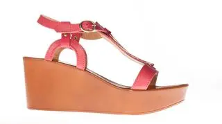 Jak modnie nosić klapki na koturnie? Czy są dla każdego?