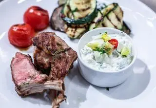 Gotuj z "MasterChefem". Przepis na kotleciki cielęce i burger z dorszem 