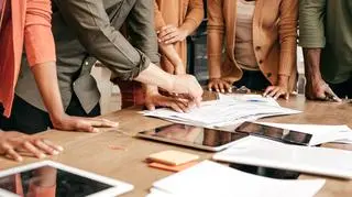 Ubieganie się o prywatną szkołę bywa stresujące. Rodzice podzielili się swoimi doświadczeniami