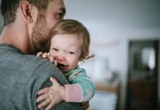 Ojciec zorganizował "konkurs płaczu" dla córek. Co na to psycholog?