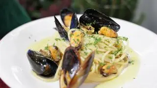 Spaghetti z kremowymi ziemniakami, mulami, kremem cebulowym i pikantną oliwą