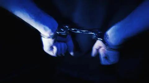 Policja zatrzymała ojca i syna, którzy znęcali się nas kobietą