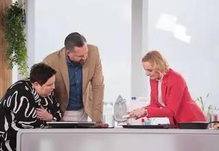 Woskiem w spaleniznę. Jak doczyścić żelazko, patelnię i blachę z piekarnika? 
