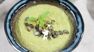 Pikantny krem z groszku, z pieczoną cukinią, miętą i pestkami dyni