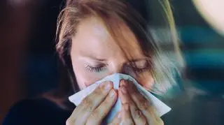 Co według tradycyjnych wierzeń oznacza kichanie? Przesądy w Polsce i na świecie