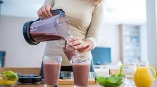 Czas na letnie koktajle z owoców. Jaki blender sobie z nimi poradzi?