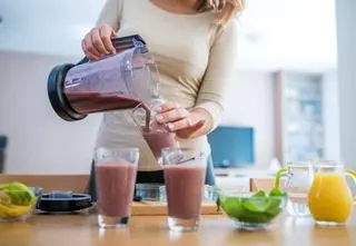Czas na letnie koktajle z owoców. Jaki blender sobie z nimi poradzi?