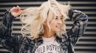 Koloryzacja włosów, która podbiła serca gwiazd światowego formatu. Komu pasuje odcień milky blonde?