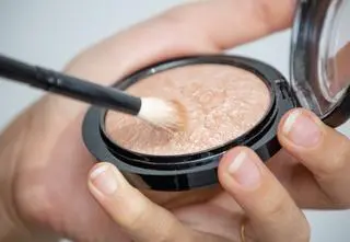 Puder pod oczy – czy warto stosować ten kosmetyk? Jak można go wykorzystać?