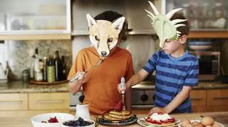 dzieci w maskach z papieru jedzą placki na śniadanie