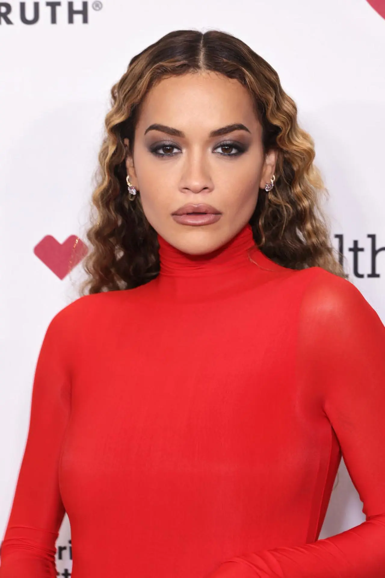 Rita Ora pierwszy raz pokazała obrączkę i pierścionek zaręczynowy - Dzień  Dobry TVN